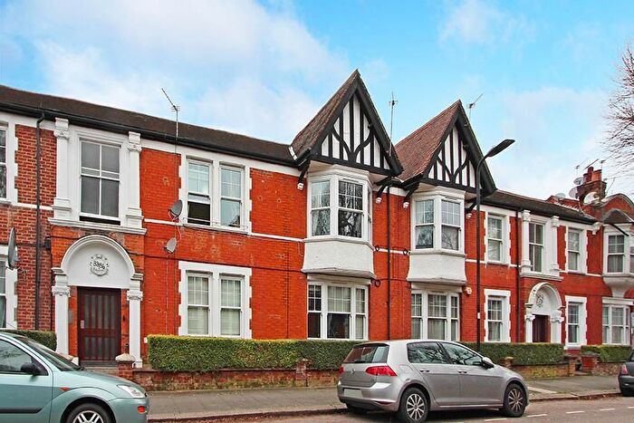3 Bedroom Flat For Sale In Northcote Avenue, Ealing, W5
