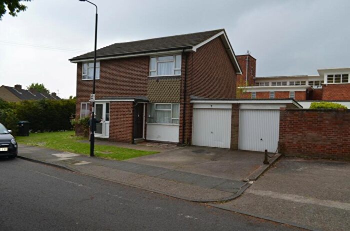 2 Bedroom Flat To Rent In Homestead Paddock, Southgate, N14