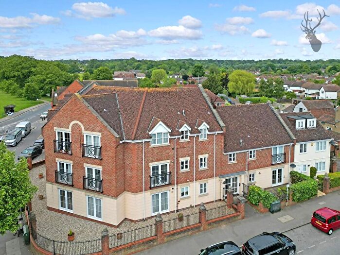 2 Bedroom Flat To Rent In Forest Drive, Theydon Bois, CM16