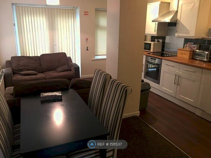 4 Bedroom Semi-Detached House To Rent In Mornington Crescent, Manchester, M14