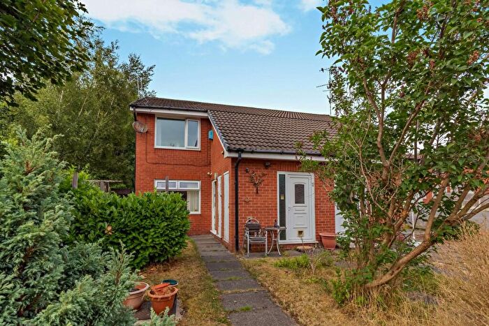 2 Bedroom Maisonette For Sale In Armitage Close, Middleton, Manchester, M24