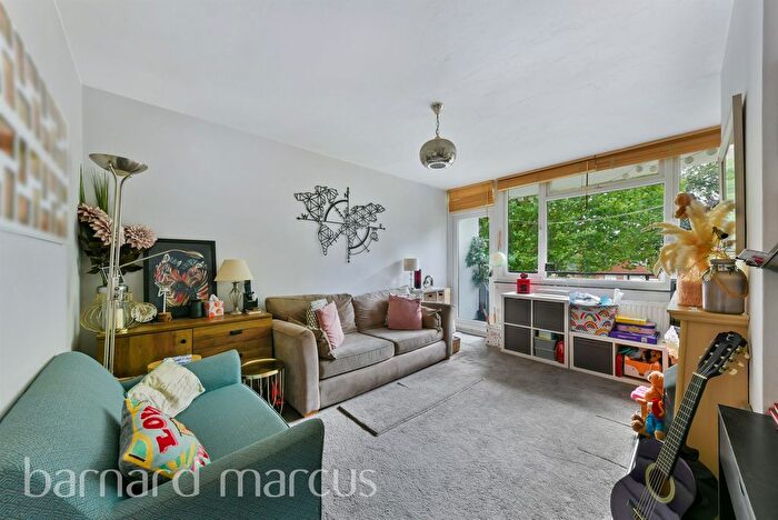 2 Bedroom Flat For Sale In Strathdon Drive, London, SW17