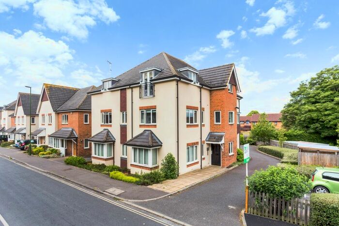 2 Bedroom Flat To Rent In Elm Grove, Horsham, RH13