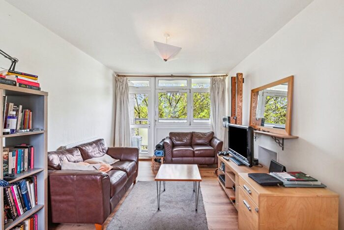 2 Bedroom Flat For Sale In Watford Close, Battersea Park, SW11