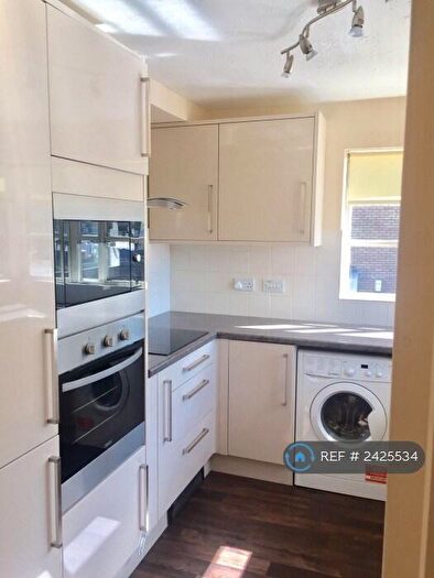 2 Bedroom Flat To Rent In Bourneside Crescent, London, N14