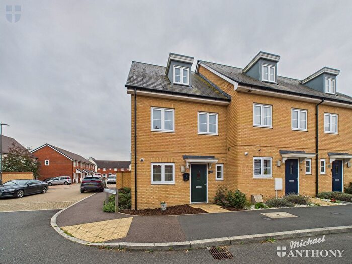 3 Bedroom Town House For Sale In Darcy Close, Aylesbury, Buckinghamshire, HP18