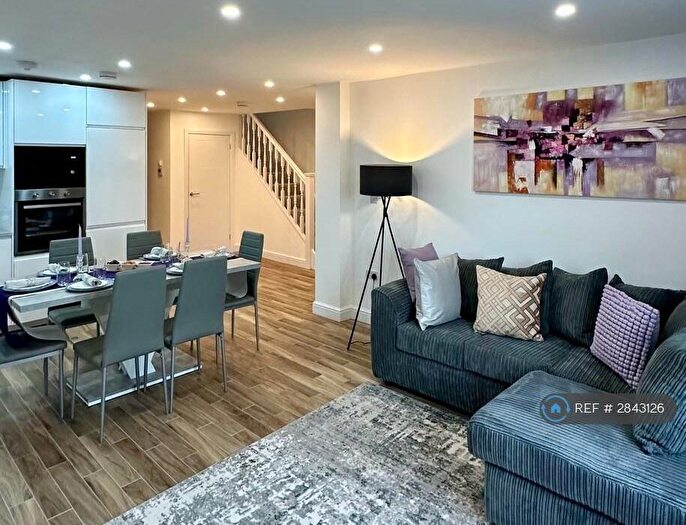 3 Bedroom Bungalow To Rent In Ballards Way, Croydon, CR0