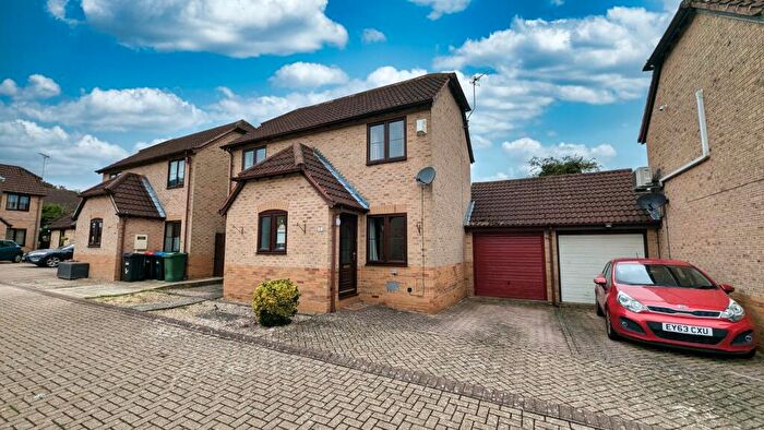 3 Bedroom Detached House To Rent In Homestall Close, Loughton, MK5