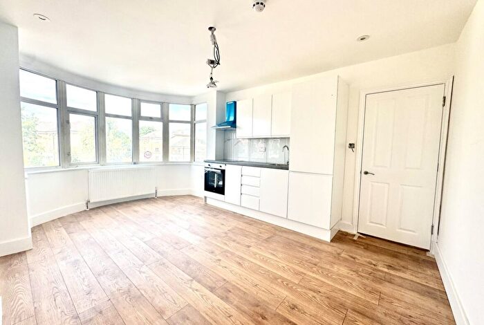 2 Bedroom Flat To Rent In Great North Way, London, NW4