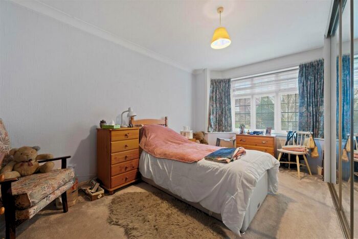 2 Bedroom Bungalow For Sale In Queen Eleanors Road, Guildford, GU2