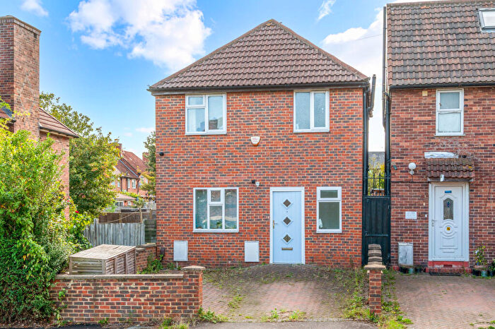 3 Bedroom Detached House For Sale In Abbotsbury Road, Morden, SM4