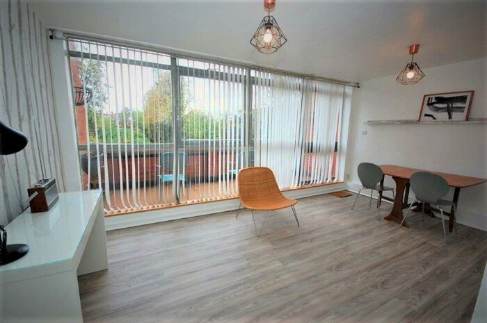 2 Bedroom Apartment To Rent In Woodside Park Road, London, N12