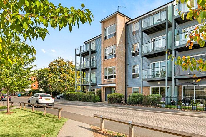 1 Bedroom Flat For Sale In Kennett Lane, Chertsey, KT16