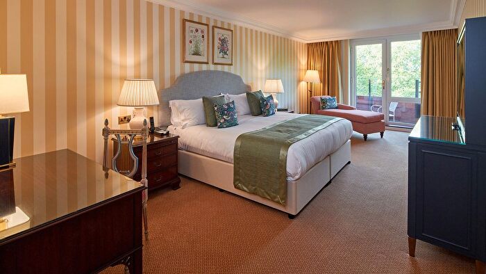 2 Bedroom Flat To Rent In Palace Gate, London, W8