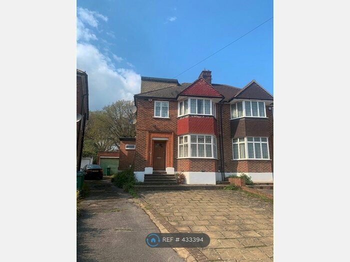 4 Bedroom Semi-Detached House To Rent In Linkside, London, N12
