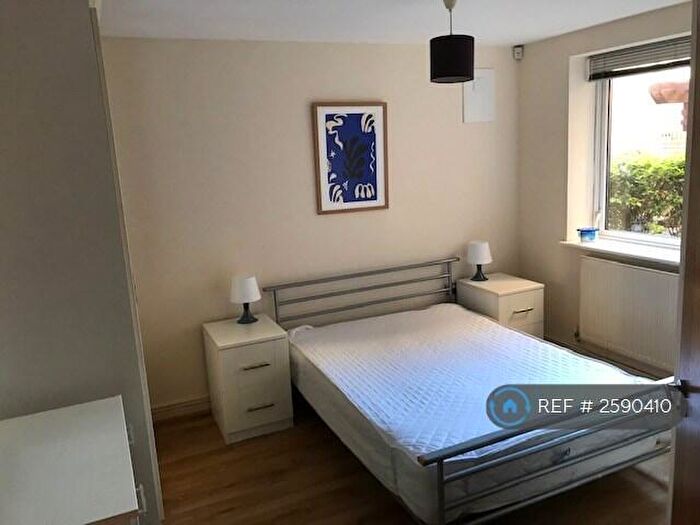 3 Bedroom Flat To Rent In Newport, London, E14