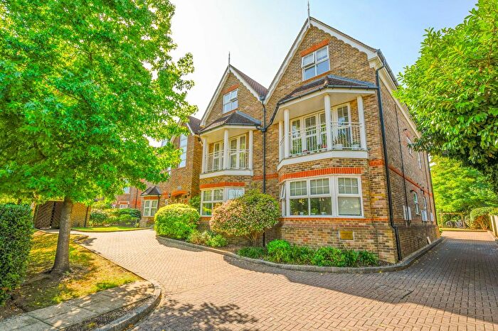 2 Bedroom Flat To Rent In Oatlands Chase, Weybridge, KT13