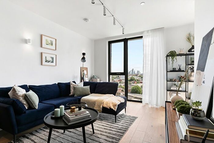 3 Bedroom Flat To Rent In York Way, London, N1