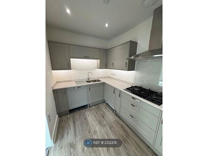 3 Bedroom Flat To Rent In Parkfield Road, Torquay, TQ1
