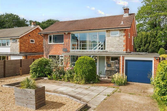 4 Bedroom Detached House For Sale In Russell Way, Petersfield, Hampshire, GU31