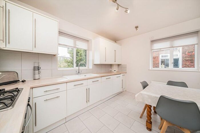 3 Bedroom Maisonette To Rent In Chestnut Road, West Wimbledon, SW20