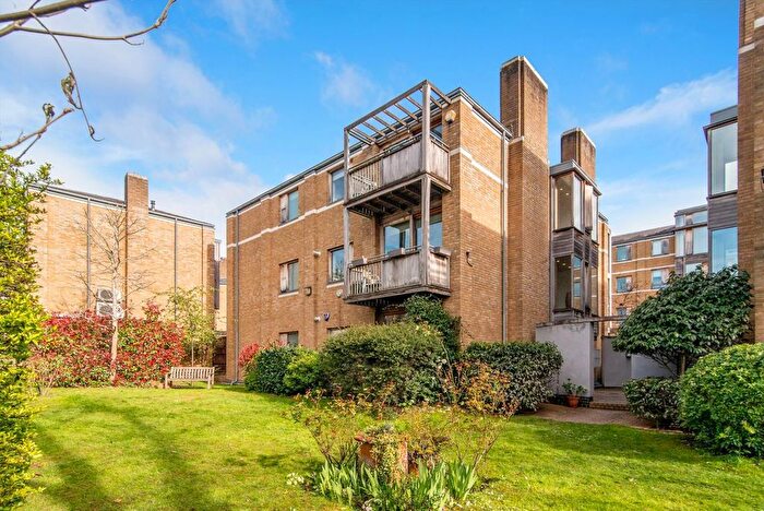 2 Bedroom Flat For Sale In Highbury Crescent, Highbury, N5