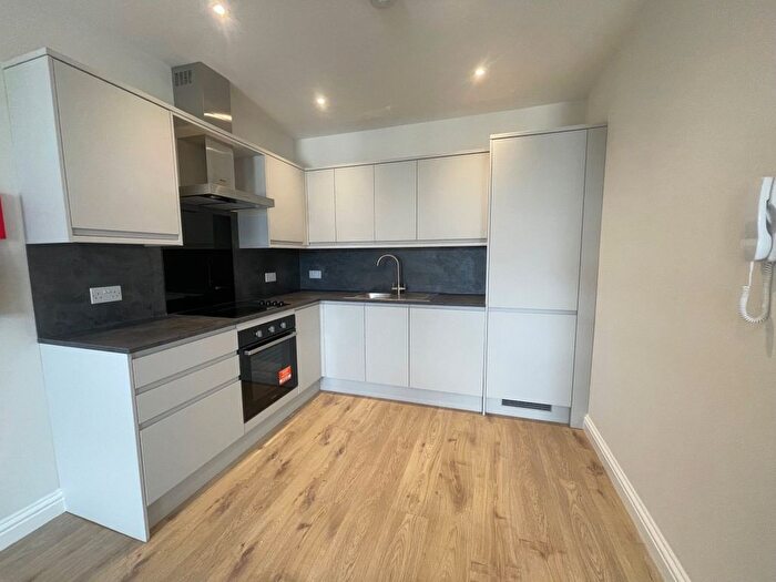 2 Bedroom Flat To Rent In Gladbeck Way, Enfield, EN2