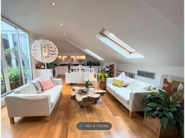 2 Bedroom Flat To Rent In Avenue Elmers, Surbiton, KT6