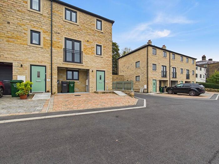 4 Bedroom Town House To Rent In Nina Boyle Close, Utley, West Yorkshire, BD20