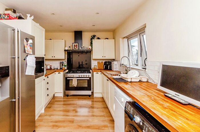 3 Bedroom End Of Terrace House For Sale In Murdock Way, Walsall, WS2