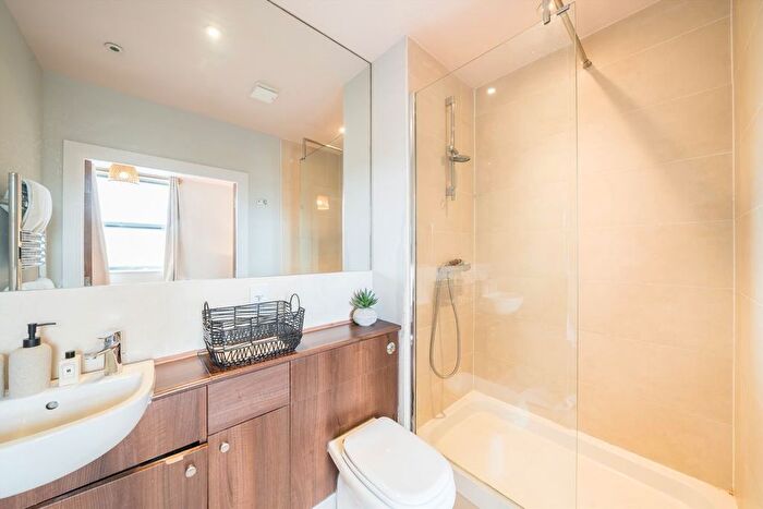 2 Bedroom Flat For Sale In Corben Mews, London, SW8