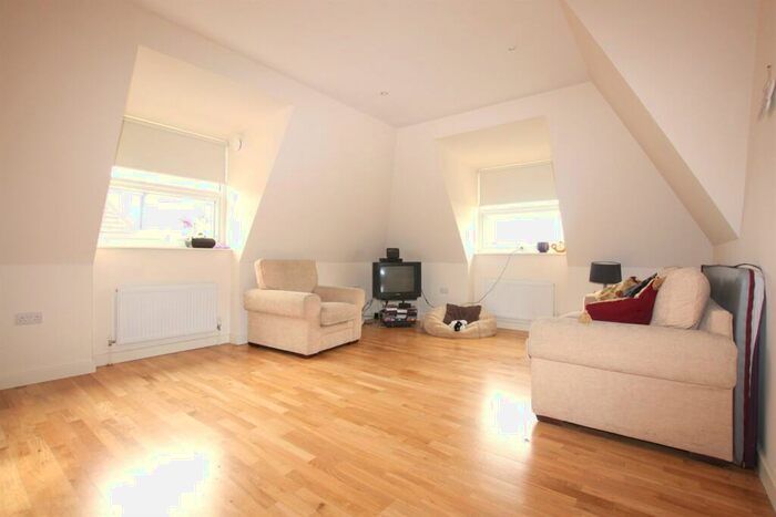 2 Bedroom Flat To Rent In Sheila House, North Circular Road, Golders Green, NW11