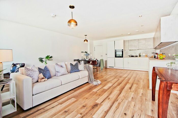 3 Bedroom Maisonette To Rent In Villiers Gardens, Chobham Manor, E20