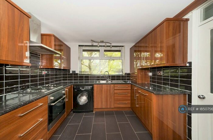 3 Bedroom Maisonette To Rent In Hind Grove, London, E14