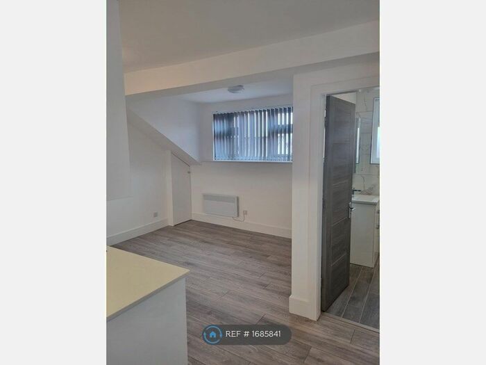2 Bedroom Flat To Rent In Washway Road, Sale, M33