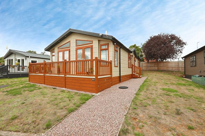 2 Bedroom Mobile/park Home For Sale In Wixford Grange, Wixford, Alcester, B49