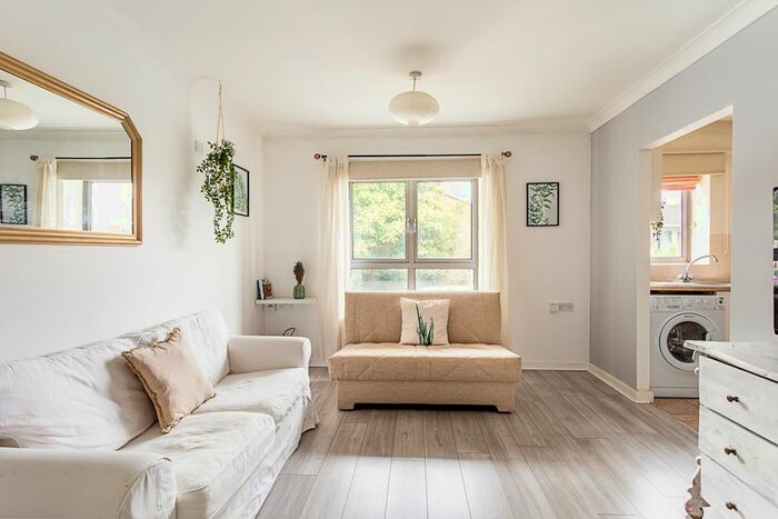 1 Bedroom Flat To Rent In Winstanley Road, London, SW11