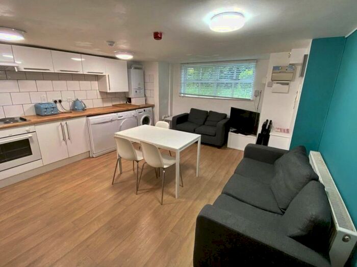 5 Bedroom Flat To Rent In Clifton Avenue, Manchester, Greater Manchester, M14