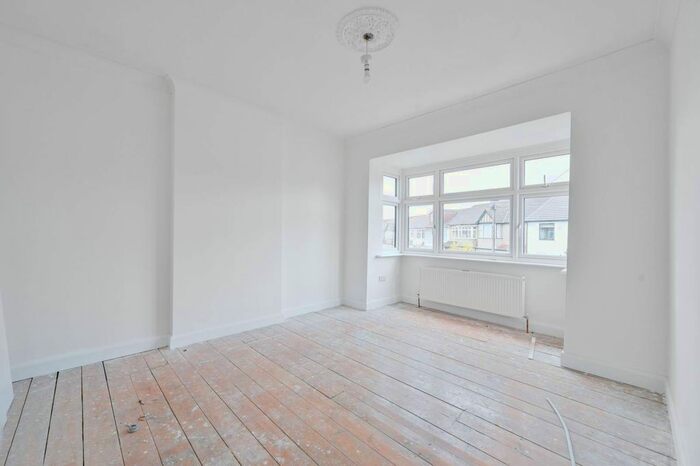 3 Bedroom Semi-Detached House To Rent In .Abercairn Road, Streatham Vale, London, SW16