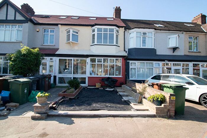 5 Bedroom Terraced House To Rent In Normanshire Drive, Chingford, E4