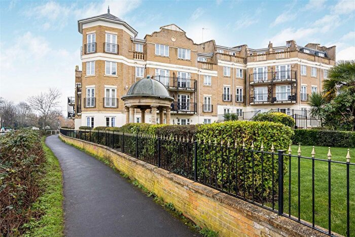 2 Bedroom Flat For Sale In Regents Riverside, Brigham Road, Reading, RG1