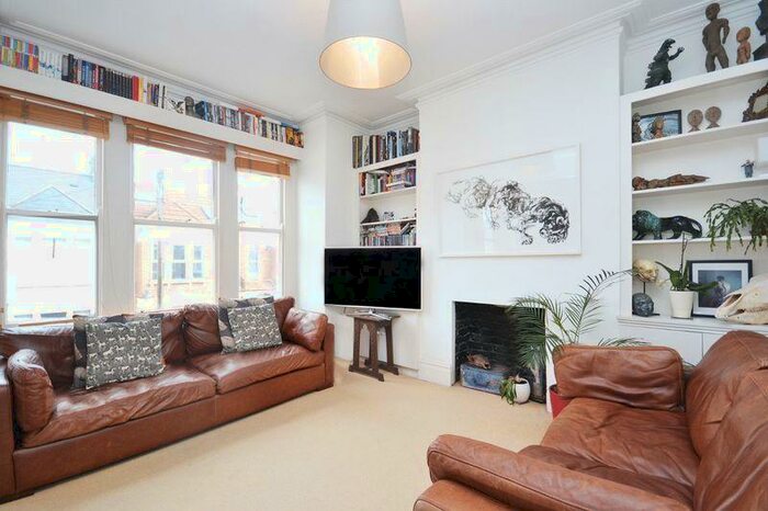 3 Bedroom Flat To Rent In Hazelbourne Road, Clapham South, SW12