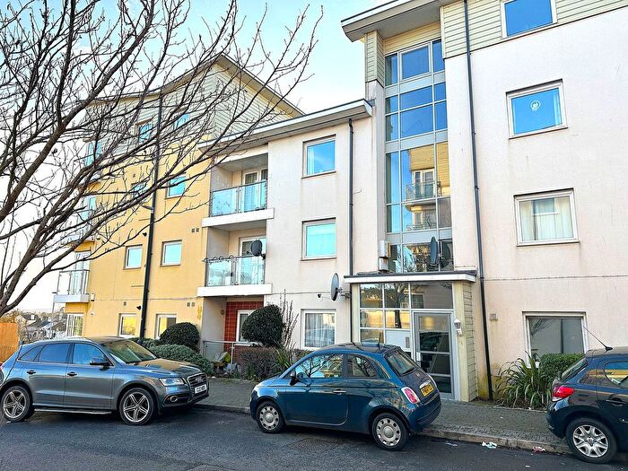 2 Bedroom Flat For Sale In Mckay Avenue, Torquay, TQ1