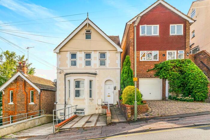 1 Bedroom Flat To Rent In Grovehill Road, Redhill, RH1