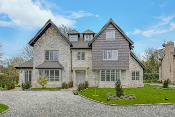 3 Bedroom Apartment To Rent In West Purley, Surrey, CR8