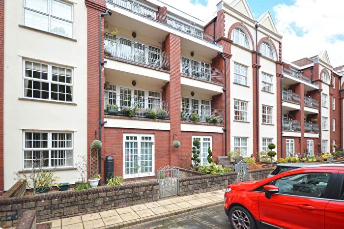2 Bedroom Flat For Sale In Nore Road, Bristol, BS20