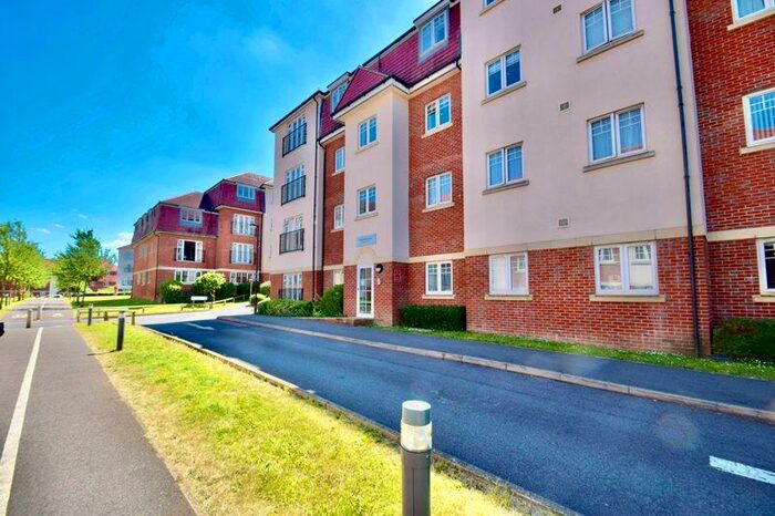 2 Bedroom Flat To Rent In Hedgerows House Morden, SM4