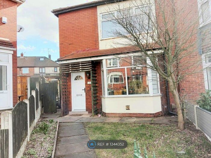 2 Bedroom Semi-Detached House To Rent In Fernlea Avenue, Chadderton, Oldham, OL1