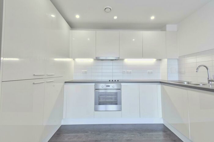 2 Bedroom Apartment To Rent In Queensway, Redhill, RH1