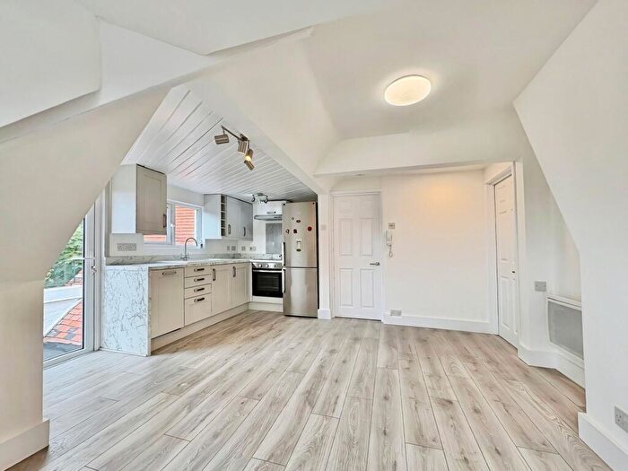 1 Bedroom Flat To Rent In Frimley Road, Camberley, Surrey, GU15